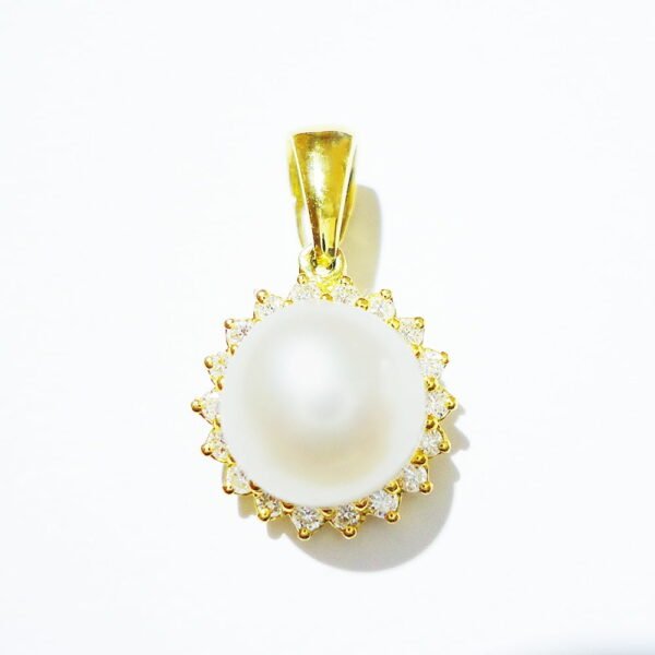 Pearl Diamond Pendant in 18K Yellow Gold Dubai featuring a genuine freshwater pearl surrounded by natural diamonds in an elegant luxury halo design