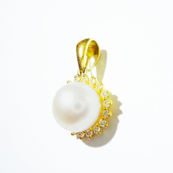 Pearl Diamond Pendant in 18K Yellow Gold – Luxury Pearl Pendant Dubai, UAE