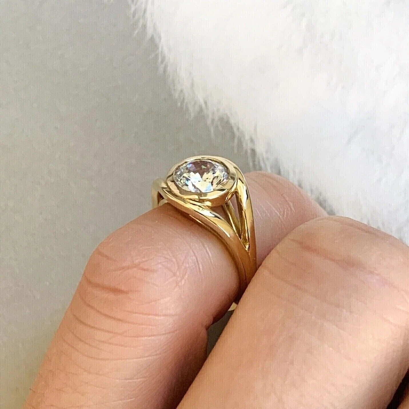 1.00 CT Round Lab Diamond Men’s Bezel Ring in 14K Yellow Gold (E/VVS2, IGI Certified) - Image 6