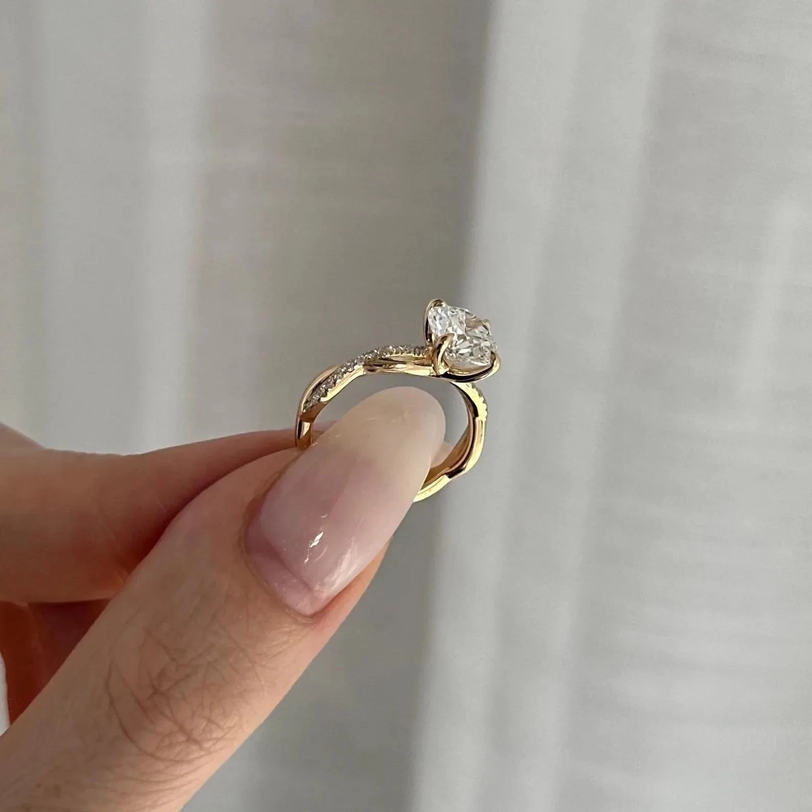 2.15 CTW Round Lab Diamond Twisted Engagement Ring (E VVS2) in 18K Yellow Gold – IGI Certified | Dubai Jewel Factory - Image 7