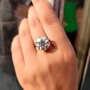 6 carat IGI certified lab grown diamond engagement ring 14K white gold Dubai UAE luxury jewelry close-up sparkle