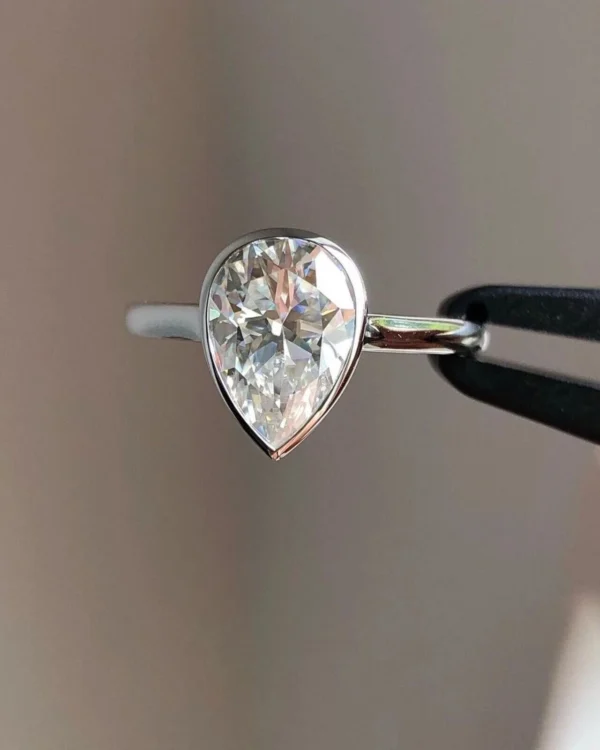 2.00 carat pear cut lab grown diamond ring Dubai IGI certified 14K white gold