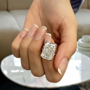18K White Gold 7.00CT Radiant Lab Grown Diamond Engagement Ring Dubai – E VVS2 IGI Certified Solitaire