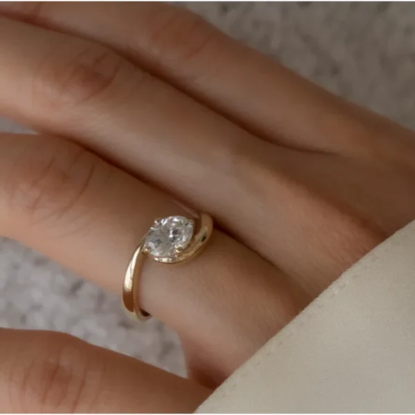 1.50 Ct Oval Cut Lab Diamond Wedding Ring Dubai – IGI E VVS2 CVD Diamond in 14K Yellow Gold