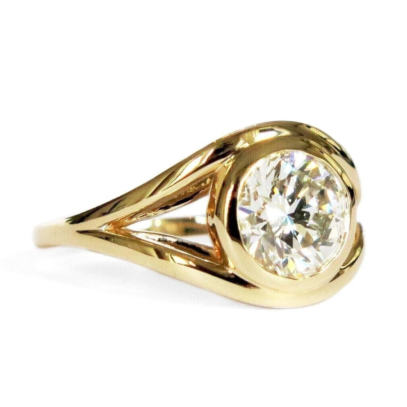 1.00 CT Round Lab Diamond Men’s Bezel Ring in 14K Yellow Gold (E/VVS2, IGI Certified) - Image 3