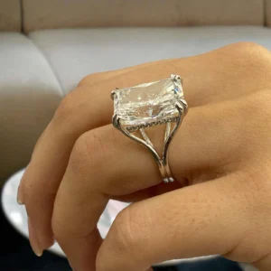 18K White Gold 7.00CT Radiant Lab Grown Diamond Engagement Ring Dubai – E VVS2 IGI Certified Solitaire