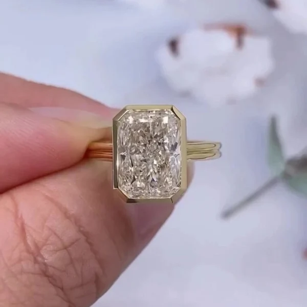 18K Yellow Gold IGI Certified 4.0 CT E VVS2 Radiant Cut Lab Grown Diamond Ring
