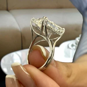 18K White Gold 7.00CT Radiant Lab Grown Diamond Engagement Ring Dubai – E VVS2 IGI Certified Solitaire