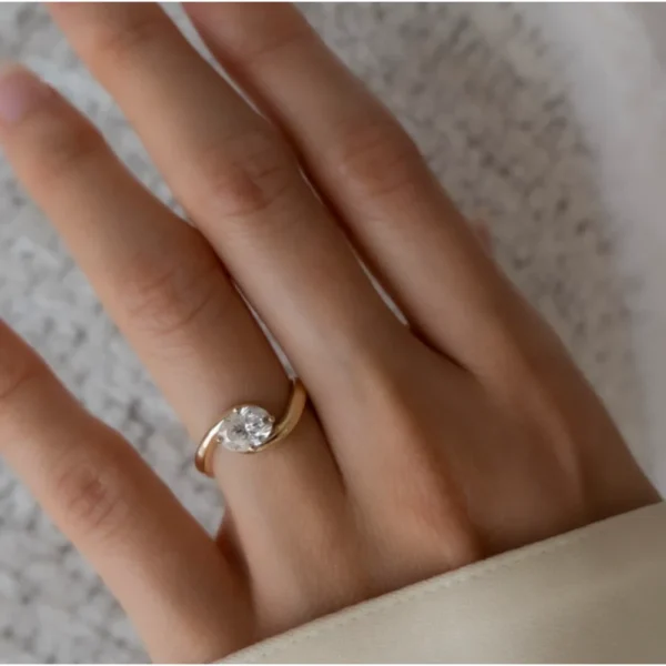 1.50 Ct Oval Cut Lab Diamond Wedding Ring Dubai – IGI E VVS2 CVD Diamond in 14K Yellow Gold