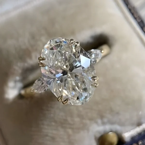 18K Yellow Gold E VVS2 Oval Cut 3.3 Ct IGI Lab Grown Diamond Engagement Ring