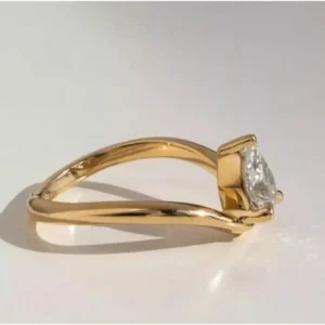 Pear Lab Grown Diamond Engagement Ring 14K Yellow Gold Dubai – 1.50CT D VVS2 IGI Certified
