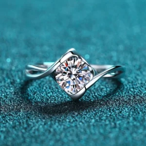 1 carat round lab-grown diamond ring in 14K white gold handcrafted in Dubai