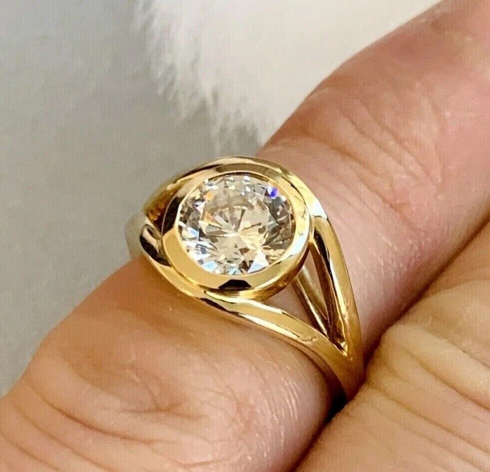 1.00 CT Round Lab Diamond Men’s Bezel Ring in 14K Yellow Gold (E/VVS2, IGI Certified) - Image 5