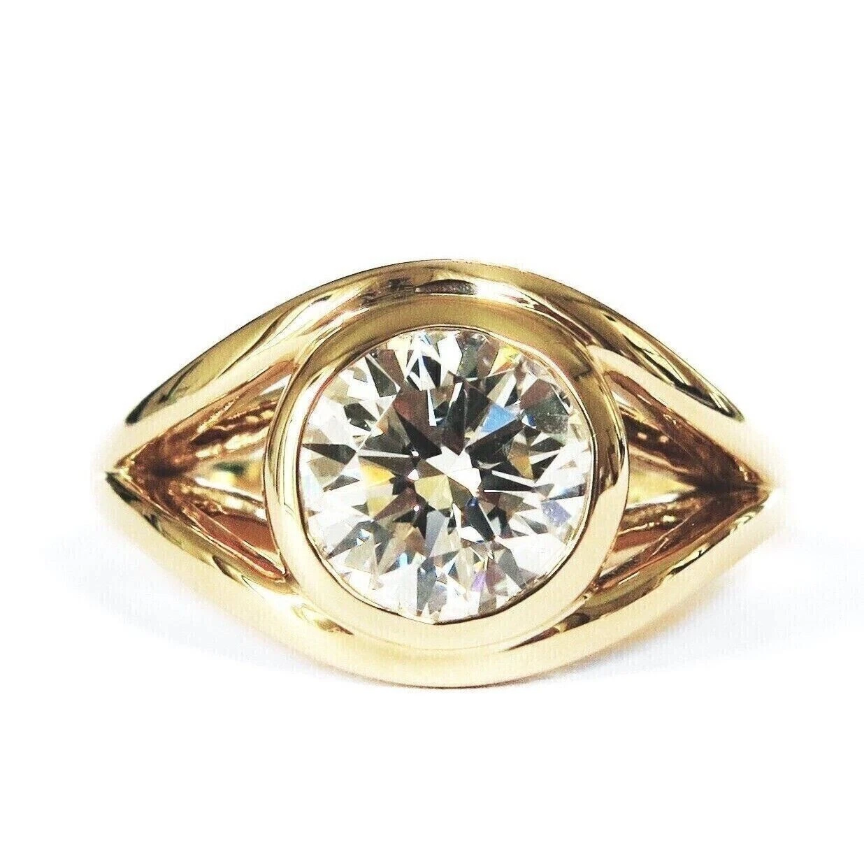 1.00 CT Round Lab Diamond Men’s Bezel Ring in 14K Yellow Gold (E/VVS2, IGI Certified) - Image 4