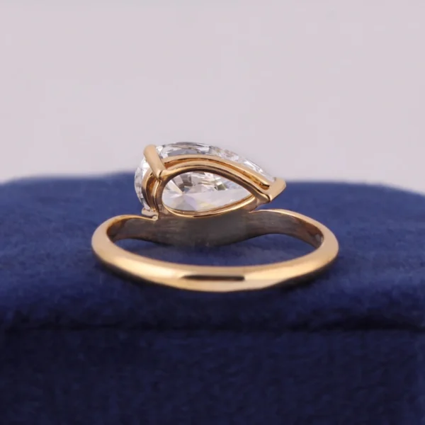 2.5 CT Pear Cut Lab-Grown Diamond Engagement Ring in 14k/18k Yellow Gold